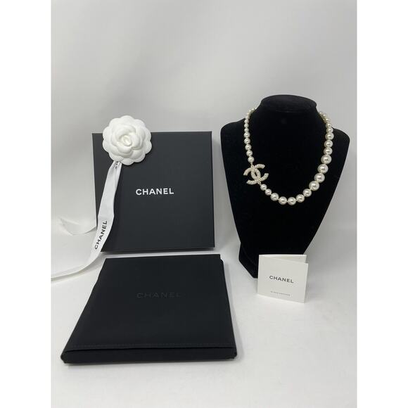 Chanel Pearl CC Chocker Necklace NWOT - Picture 2 of 11
